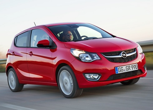 Opel Karl es un utilitario de 3,68 metros de largo que tiene una carrocerÃ­a de cinco puertas y un habitÃ¡culo homologado para cinco ocupantes. Su comercializaciÃ³n estÃ¡ prevista para el prÃ³ximo verano de 2015. El precio de la versiÃ³n mÃ¡s bÃ¡sica serÃ¡ inferior a 10.000 euros.  Bajo el capÃ³ se encuentra un nuevo motor 1.0 ECOTEC con 75 CV/55 kW, un mecÃ¡nica de gasolina de tres cilindros y un litro de cubicaje. Al motor, que ha sido desarrollado especialmente para este modelo, se encuentra acoplada una transmisiÃ³n de cinco velocidades.  Un urbano muy seguro Aparte del ESP de serie con control de tracciÃ³n, el ABS con distribuciÃ³n electrÃ³nica de la fuerza de frenado y el Hill Start Assist, que evita que el coche ruede hacia atrÃ¡s al arrancar en una pendiente, el KARL puede estar equipado con otros avanzados dispositivos de seguridad, entre los que destaca el Aviso por Cambio Involuntario de Carril. Por medio de sensores de la cÃ¡mara frontal, que escanean la carretera, y alerta a los conductores con una seÃ±al acÃºstica y un icono amarillo parpadeando en el panel de instrumentos cuando involuntariamente se desvÃ­an fuera de su carril.  El KARL tambiÃ©n cuenta con el modo City en la direcciÃ³n que reduce el esfuerzo de maniobra con sÃ³lo pulsar un botÃ³n como ya se ha implementado para el ADAM y Corsa. Por otra parte, el Asistente de Aparcamiento previene golpes no deseados al estacionar mediante la emisiÃ³n de un aviso acÃºstico de los obstÃ¡culos que se aproximan al dar marcha atrÃ¡s. El Control de Crucero con limitador de velocidad asegura la conducciÃ³n a velocidades legales, lo cual es de gran ayuda en el complicado trÃ¡fico urbano o en Ã¡reas residenciales con un lÃ­mite de velocidad de 30 km/h. Las luces antiniebla garantizan una mejor iluminaciÃ³n en condiciones meteorolÃ³gicas adversas, mientras que la funciÃ³n de luz de giro integrada en los faros garantiza que las maniobras de giro son mÃ¡s seguros para el conductor y los demÃ¡s usuarios de la vÃ­a.  Apuesta por la conectividad TambiÃ©n cuenta con elementos de equipamiento interesantes, como el techo solar, el sistema multimedia IntelliLink de Opel -que permite una perfecta integraciÃ³n de los dispositivos de Apple iOS y Android- y los asientos delanteros y el volante de cuero con calefacciÃ³n.  La gama ofrecerÃ¡ un total de de diez colores de carrocerÃ­a diferentes y varios diseÃ±os para las llantas de 14 a 16 pulgadas.